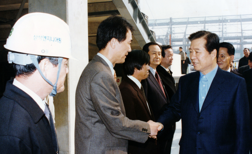 1999년 11월 6일 김대중 대통령의 격려를 받는 김종훈 회장